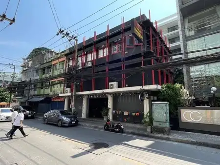 ขาย อาคารพาณิชย์ 3 คูหาติดกัน ทำเลทอง ซอย สุขุมวิท 22 เหมาะทำร้านอาหาร/คาเฟ่ /บาร์/ Office /Hostel 095-1642956 GG